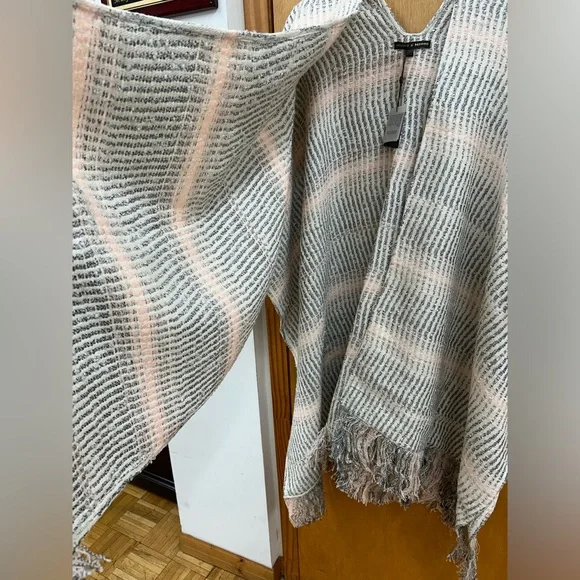 New America & Beyond Winter Cape in Pink/Black/White/Cream - No Size - Picture 5 of 9